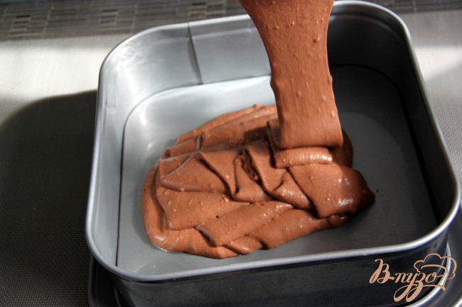 Фото приготовление рецепта: Сметанно-шоколадный кекс с апельсиновой глазурью шаг №3
