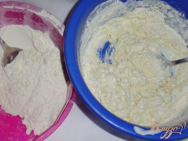 Фото приготовление рецепта: Творожные булочки с финиками в беконе шаг №2