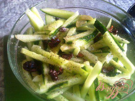 Фото приготовление рецепта: Салат из свежих огурцов с сушеными помидорами шаг №6