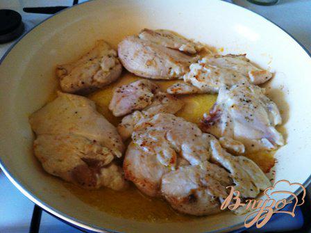 Фото приготовление рецепта: Курица в испанских красках шаг №2