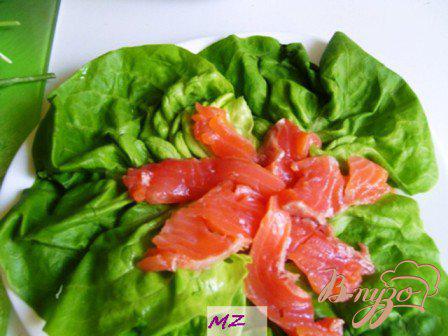 Фото приготовление рецепта: Салат  слоеный с  лососем шаг №2
