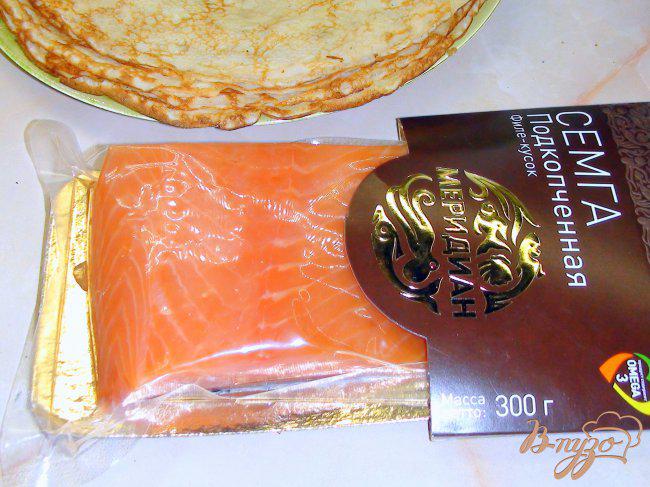 Фото приготовление рецепта: Блинчики «Северное сияние» со сметанным кремом и красной рыбой. шаг №3