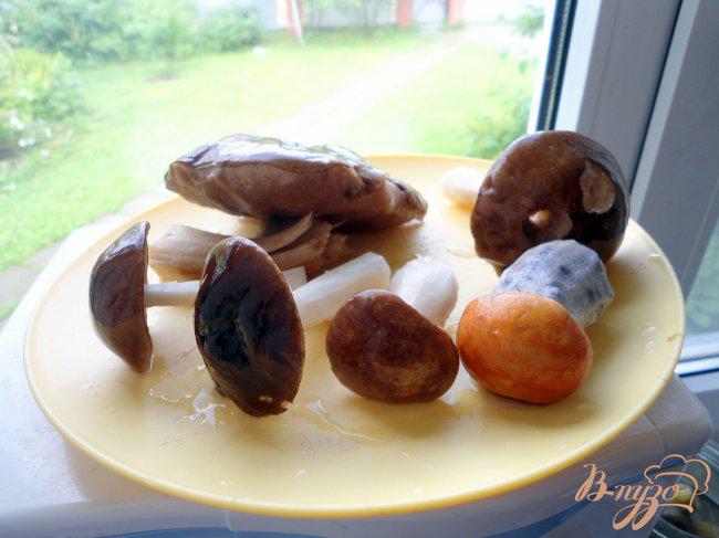 Фото приготовление рецепта: Печень с грибами и сметаной. шаг №1