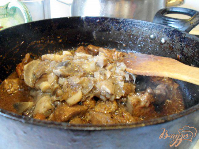 Фото приготовление рецепта: Печень с грибами и сметаной. шаг №5