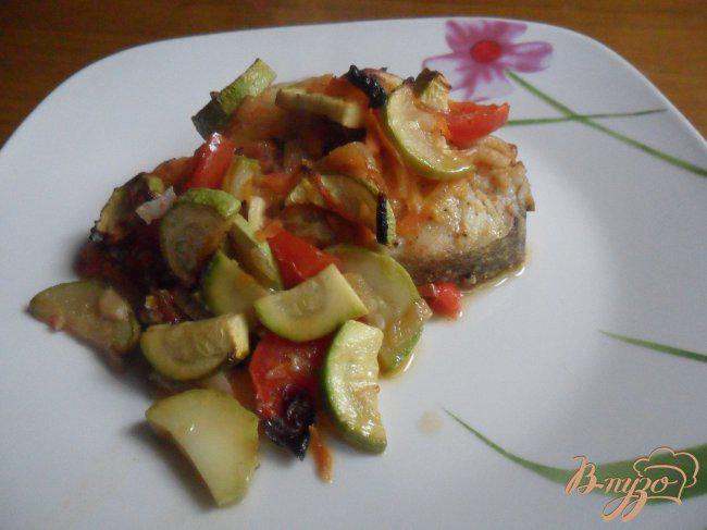 Фото приготовление рецепта: Рыба, запечёная в овощах шаг №7