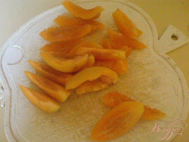 Фото приготовление рецепта: Королевский омлет с абрикосами шаг №1