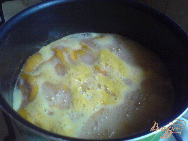 Фото приготовление рецепта: Королевский омлет с абрикосами шаг №2