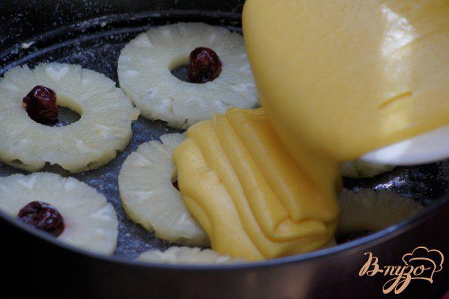 Фото приготовление рецепта: Пирог-перевертыш с ананасами шаг №5