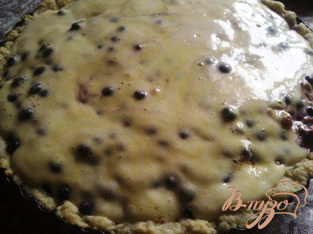 Фото приготовление рецепта: Черничный пирог c миндалем шаг №8