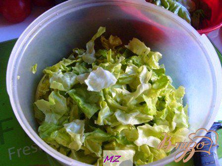 Фото приготовление рецепта: Салат с тунцом шаг №3