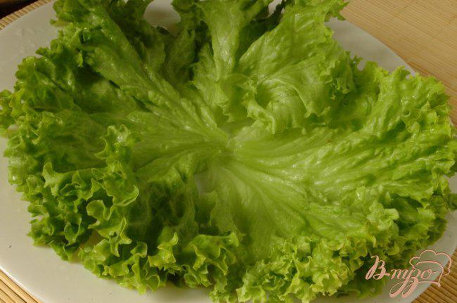 Фото приготовление рецепта: Клубничный салат с маковой заправкой шаг №2