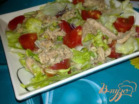 Фото приготовление рецепта: Салат с айсбергом помидорами и тунцом шаг №6