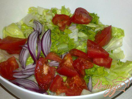 Фото приготовление рецепта: Салат с айсбергом помидорами и тунцом шаг №5