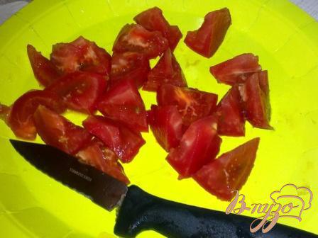 Фото приготовление рецепта: Салат с айсбергом помидорами и тунцом шаг №3