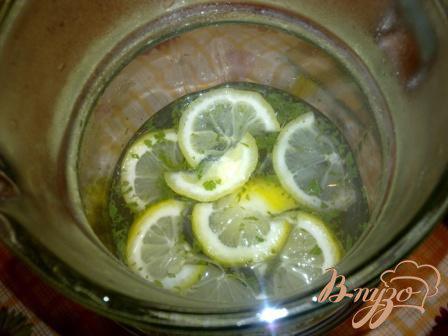 Фото приготовление рецепта: Лимонно-мятный напиток «Свежесть» шаг №3