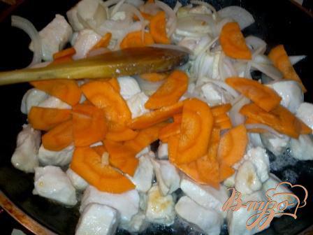 Фото приготовление рецепта: Курица тушеная с кабачками и сельдереем шаг №7