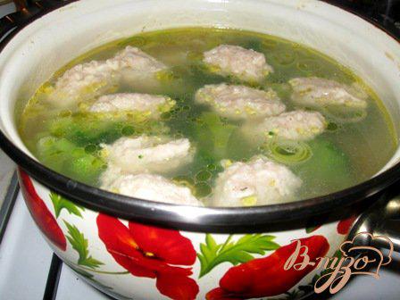 Фото приготовление рецепта: Суп с куриными кнелями и брокколи шаг №6