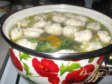 Фото приготовление рецепта: Суп с куриными кнелями и брокколи шаг №7