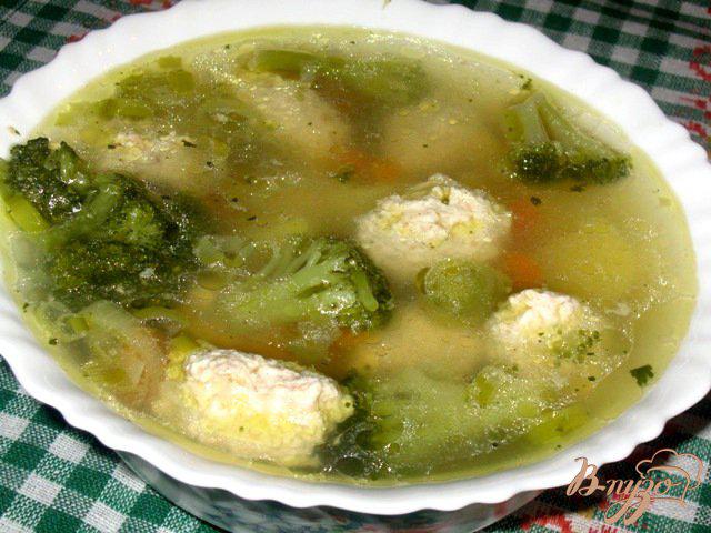 Фото приготовление рецепта: Суп с куриными кнелями и брокколи шаг №8