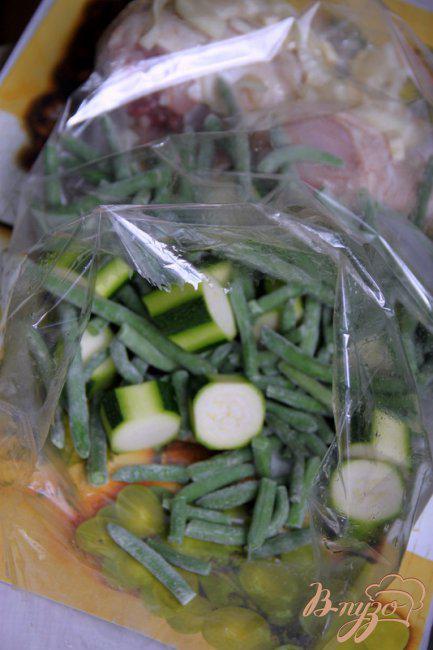 Фото приготовление рецепта: Курица с зелёными овощами шаг №2