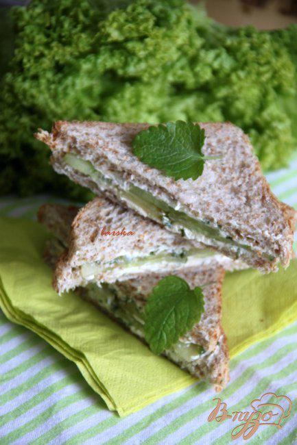 Фото приготовление рецепта: Сэндвичи с пикантным огурцом шаг №4