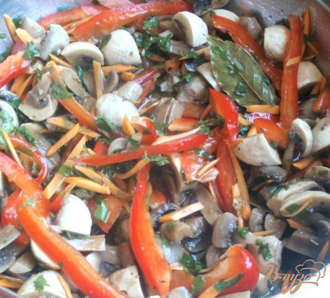 Фото приготовление рецепта: Маринованные шампиньоны с овощами	и тмином шаг №4
