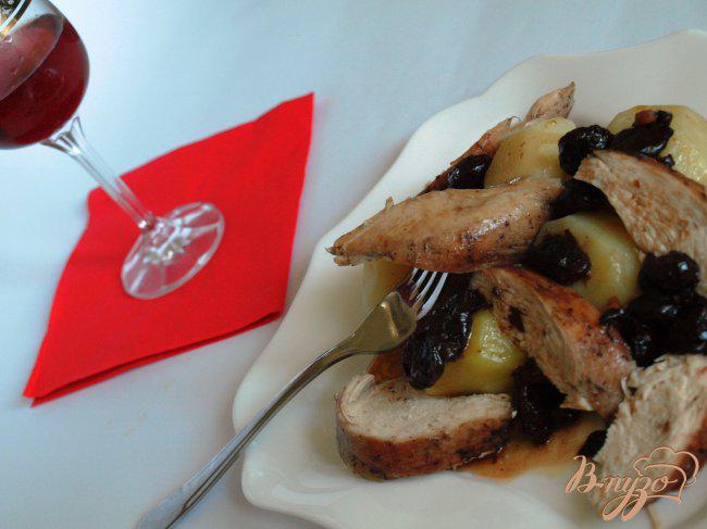 Фото приготовление рецепта: Куриная грудка с вишнями в малиновом соусе шаг №5