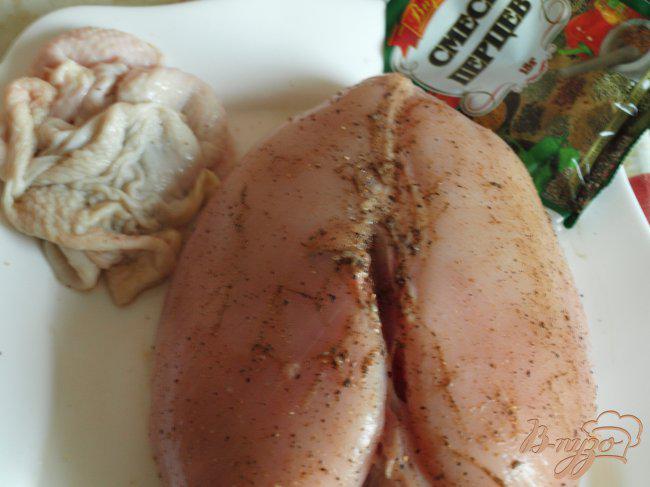 Фото приготовление рецепта: Куриная грудка с вишнями в малиновом соусе шаг №2