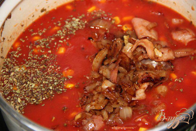 Фото приготовление рецепта: Быстрый томатный суп с кукурузой и беконом шаг №2