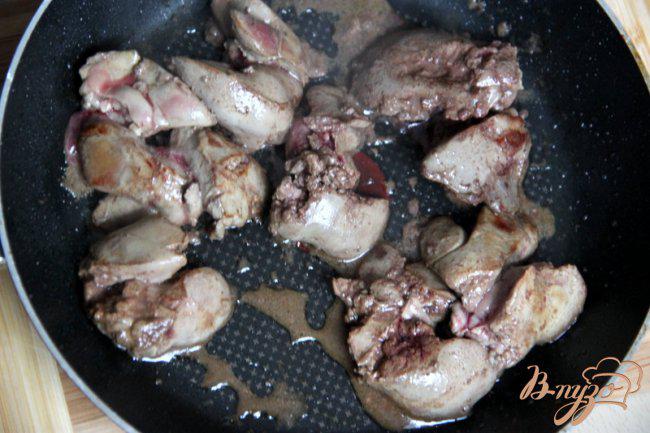 Фото приготовление рецепта: Паштет из куриной печени с брусничным желе шаг №3