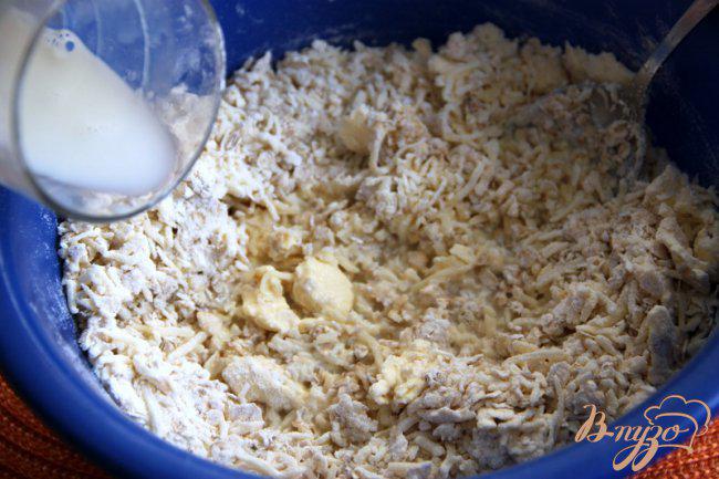 Фото приготовление рецепта: Мини-булочки с пшеничными хлопьями и начинкой шаг №2