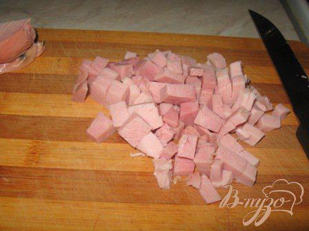Фото приготовление рецепта: Салат из ветчины, сыра и помидор «Хит» шаг №2