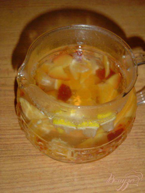 Фото приготовление рецепта: Горячий напиток из слив,мандарина и лимона. шаг №3