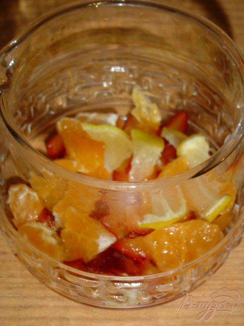 Фото приготовление рецепта: Горячий напиток из слив,мандарина и лимона. шаг №2