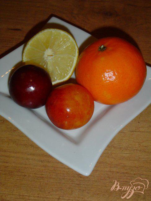 Фото приготовление рецепта: Горячий напиток из слив,мандарина и лимона. шаг №1