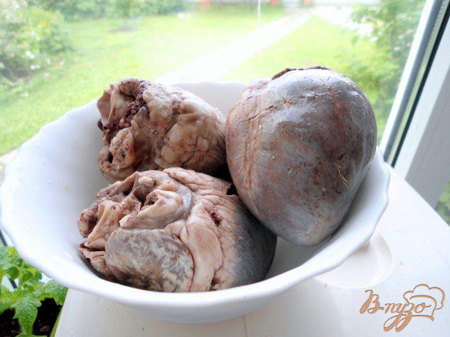 Фото приготовление рецепта: Сердце свиное, жаренное с карамелизованным луком. шаг №1