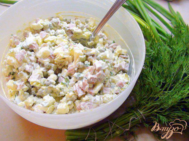 Фото приготовление рецепта: Салат картофельный, с копчёными сосисками. шаг №5