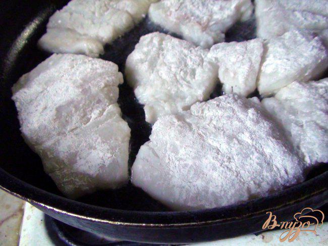 Фото приготовление рецепта: Треска, жаренная в кукурузной муке с картофельным пюре. шаг №3