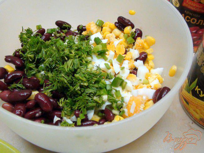 Фото приготовление рецепта: Салат с фасолью, кукурузой и сухариками. шаг №2