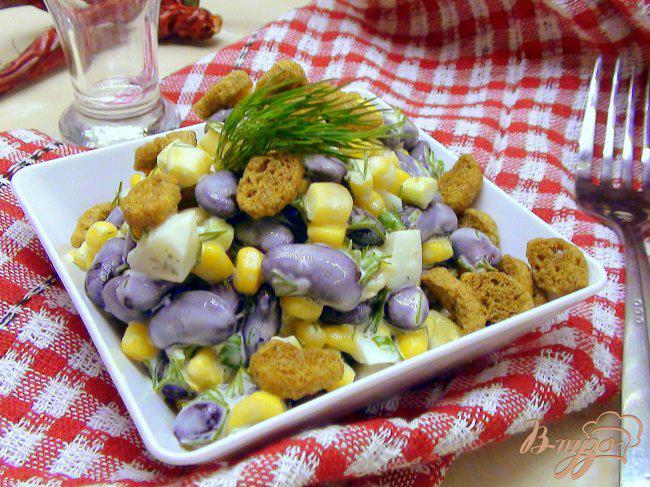 Фото приготовление рецепта: Салат с фасолью, кукурузой и сухариками. шаг №5