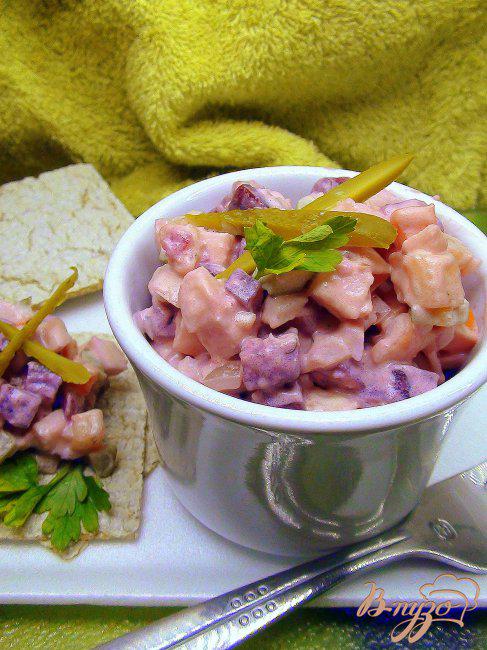 Фото приготовление рецепта: Салат со свеклой, селёдочкой и брусничной заправкой. шаг №4