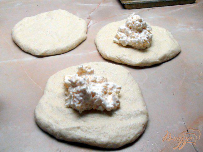 Фото приготовление рецепта: Ароматные лепёшки из манки с сыром. шаг №5