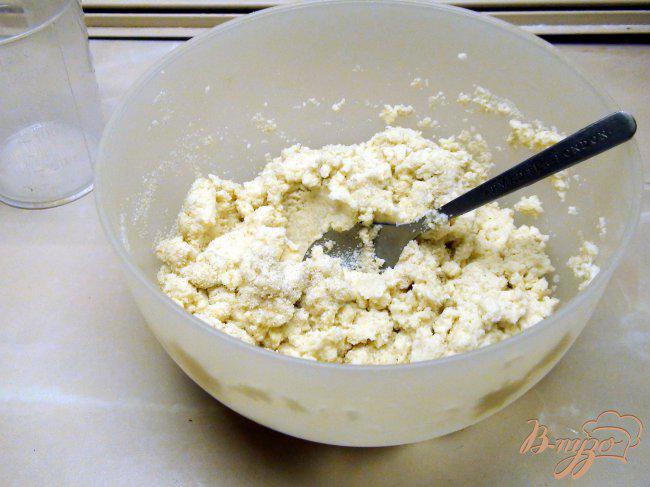 Фото приготовление рецепта: Ароматные лепёшки из манки с сыром. шаг №2