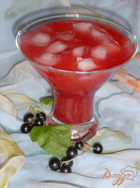 Фото приготовление рецепта: Напиток из смородины и винограда шаг №2