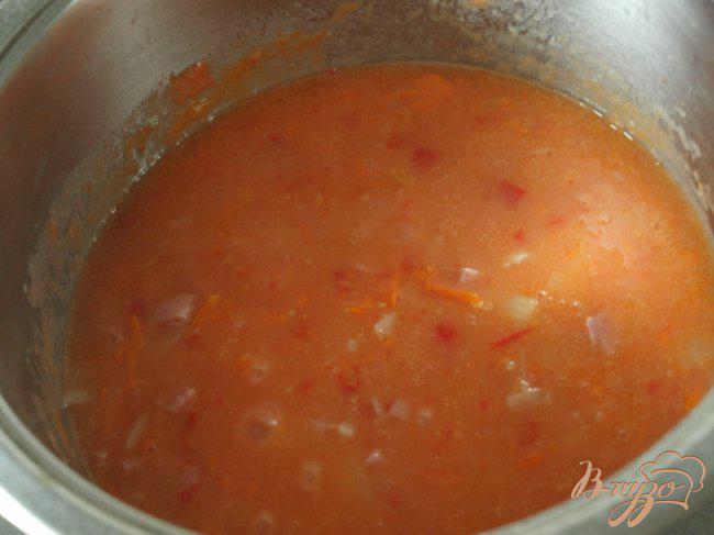 Фото приготовление рецепта: Томатный суп с лапшой и ветчиной шаг №2