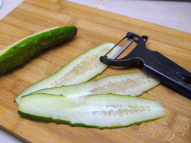 Фото приготовление рецепта: Рулетики из огурца с сырным салатом. шаг №2