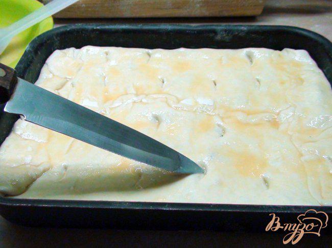 Фото приготовление рецепта: Пирог с рыбой, рисом и жареным луком. шаг №6