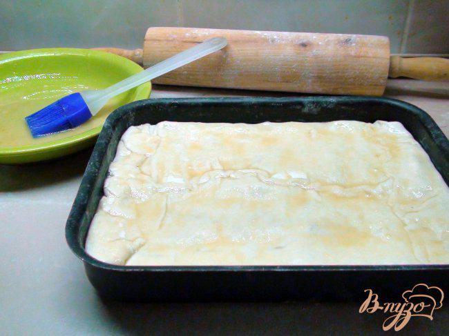 Фото приготовление рецепта: Пирог с рыбой, рисом и жареным луком. шаг №5