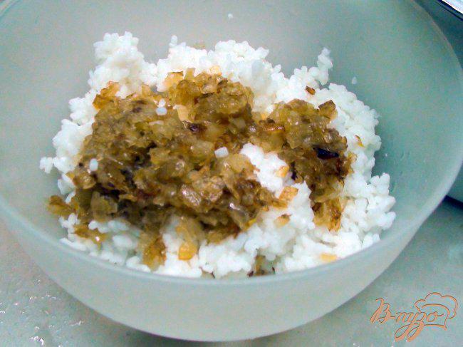 Фото приготовление рецепта: Пирог с рыбой, рисом и жареным луком. шаг №1