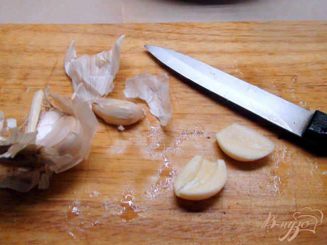 Фото приготовление рецепта: Креветки жареные с чесноком, с розовым соусом. шаг №2